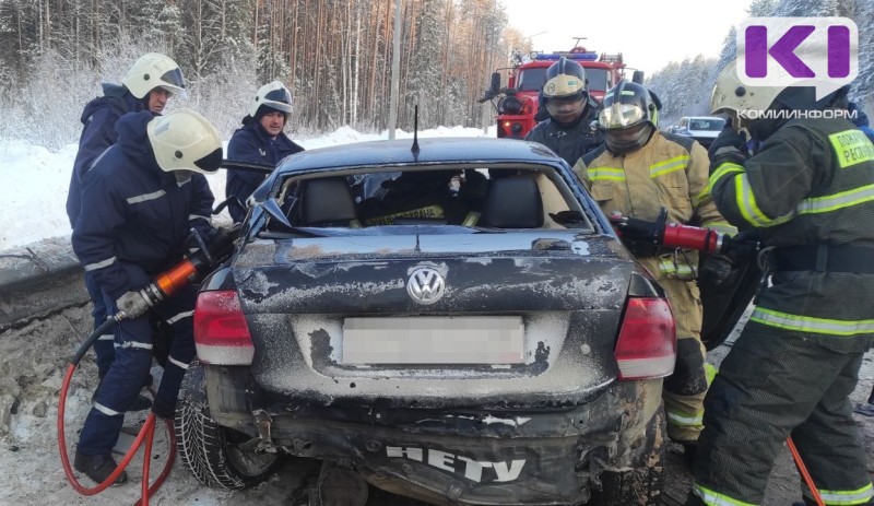 Попавший в ДТП под Сыктывкаром 19-летний водитель Volkswagen госпитализирован с серьезными травмами