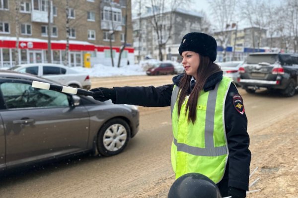 В Сыктывкаре женский патруль поздравил автолюбителей с Днем защитника Отечества