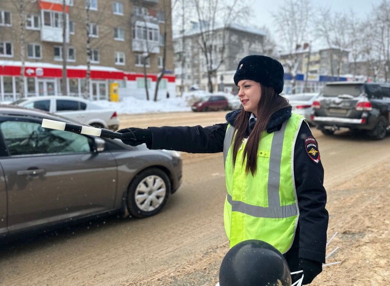 В Сыктывкаре женский патруль поздравил автолюбителей с Днем защитника Отечества