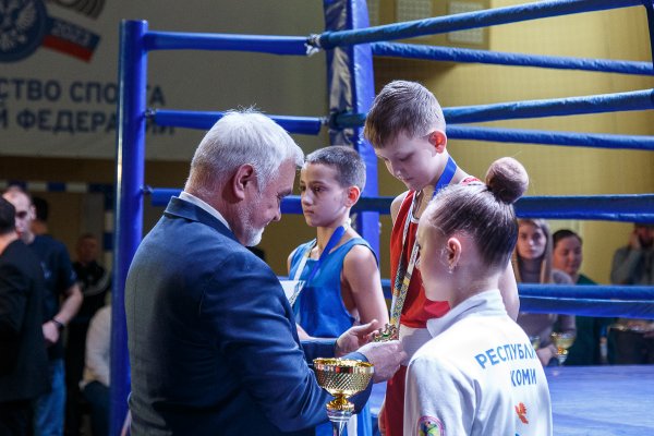 Владимир Уйба наградил победителей межрегиональных соревнований по боксу 