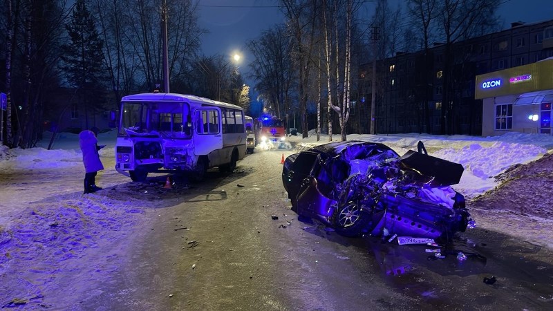 В Сыктывкаре врезавшийся в автобус ПАЗ водитель "Лады" получил травмы