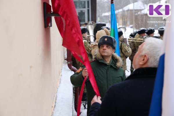 В Сыктывкаре на стене Лицея народной дипломатии открыли мемориальную доску погибшему участнику СВО Рустаму Ниязову