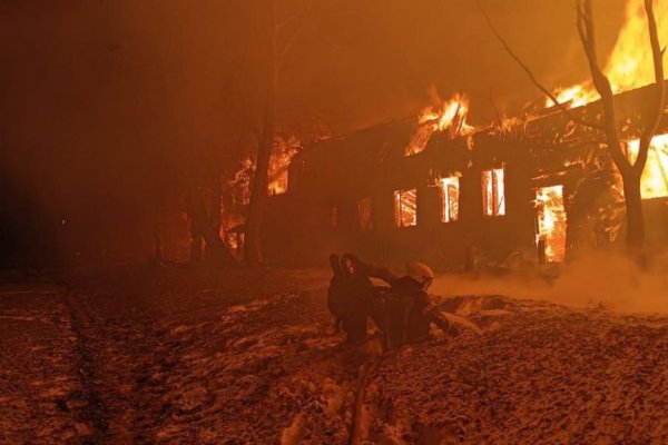 В Сосногорске горит двухэтажный дом
