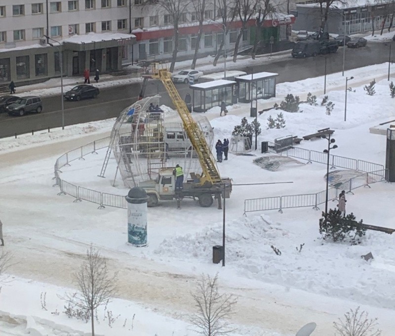 В Сыктывкаре демонтировали арт-объект "Новогодний шар"