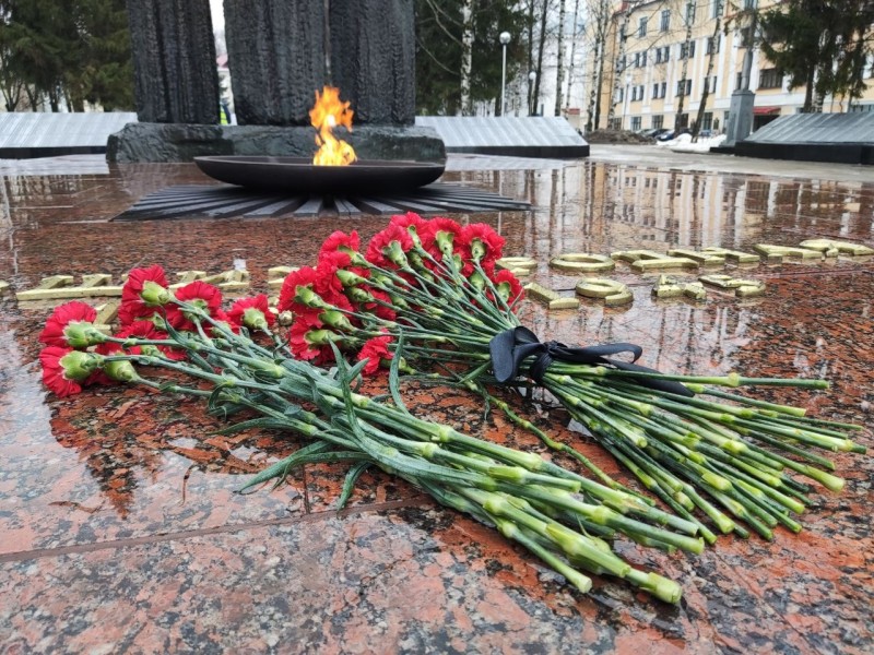 Сыктывкарцы несут цветы к стихийному мемориалу в память о жертвах теракта в "Крокусе" 