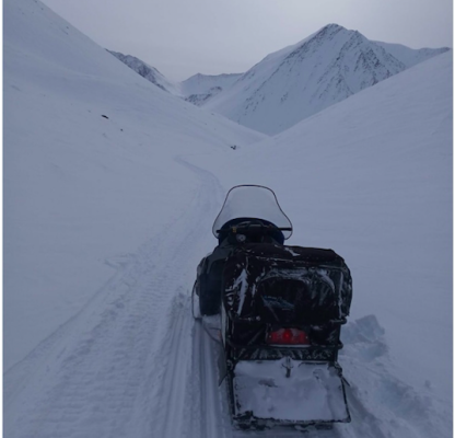 В Коми под метровым слоем снега обнаружен снегоход пропавших туристов 