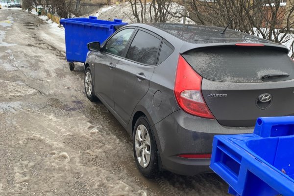 В Сосногорске произошло курьезное ДТП с участием мусорных баков на колесиках