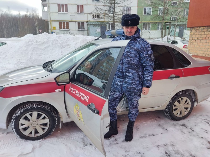 В Сосногорске сотрудника вневедомственной охраны Росгвардии поблагодарили за многолетнюю службу

