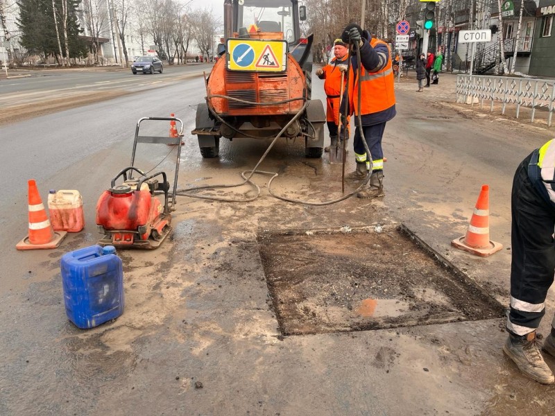 В Сыктывкаре продолжается ямочный ремонт на аварийных участках дорог