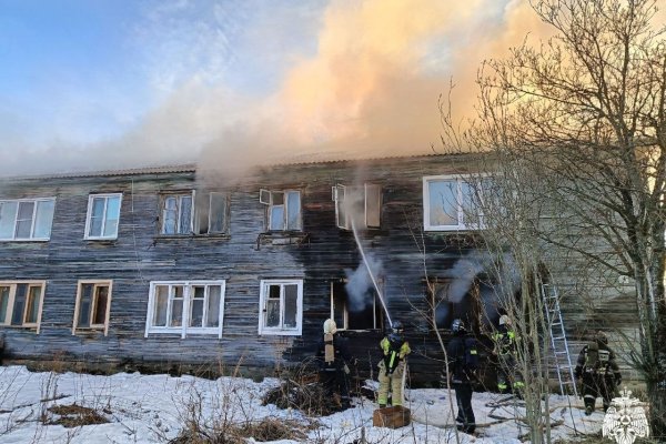 В Эжве загорелся деревянный дом, пожарные спасли двух человек