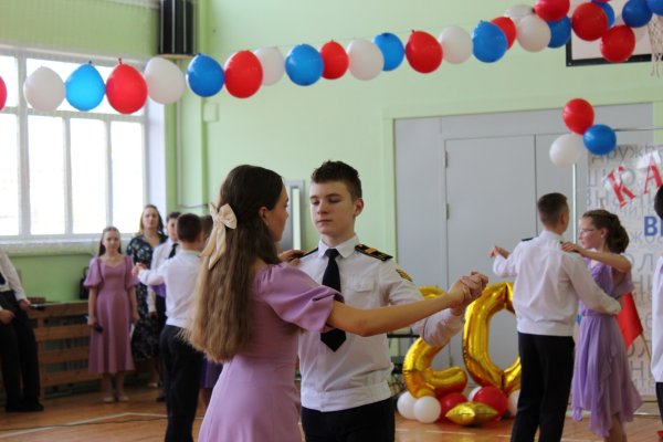 Офицеры Росгвардии приняли участие в открытии кадетского бала в подшефной Выльгортской школе