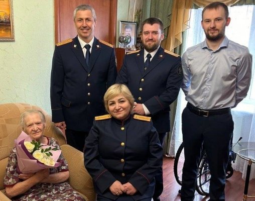 В Сосногорске в преддверии 79-й годовщины Победы следователи поздравили участницу Великой Отечественной войны

