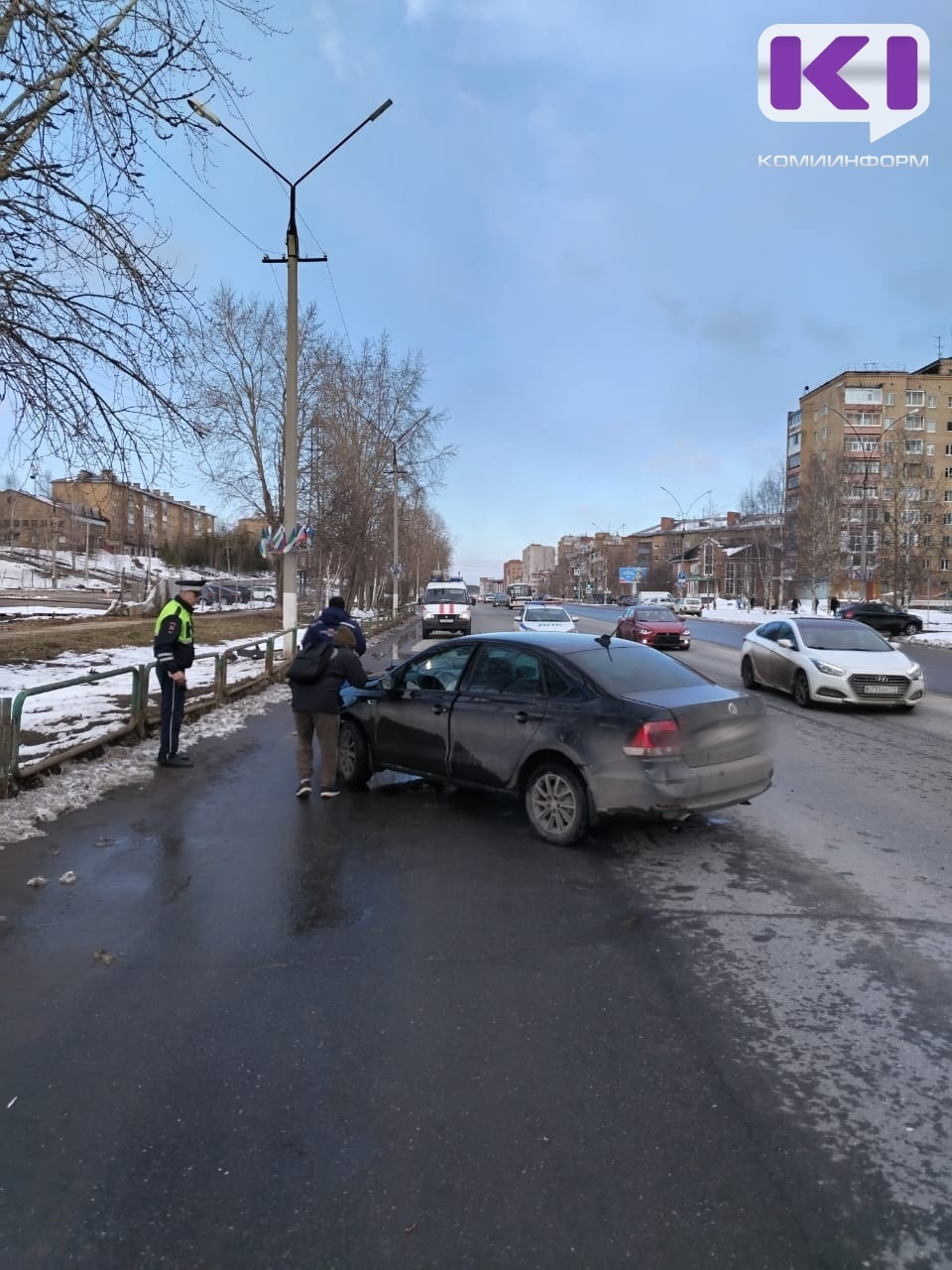 В Ухте Volkswagen врезался в столб | 08.05.2024 | Сыктывкар - БезФормата