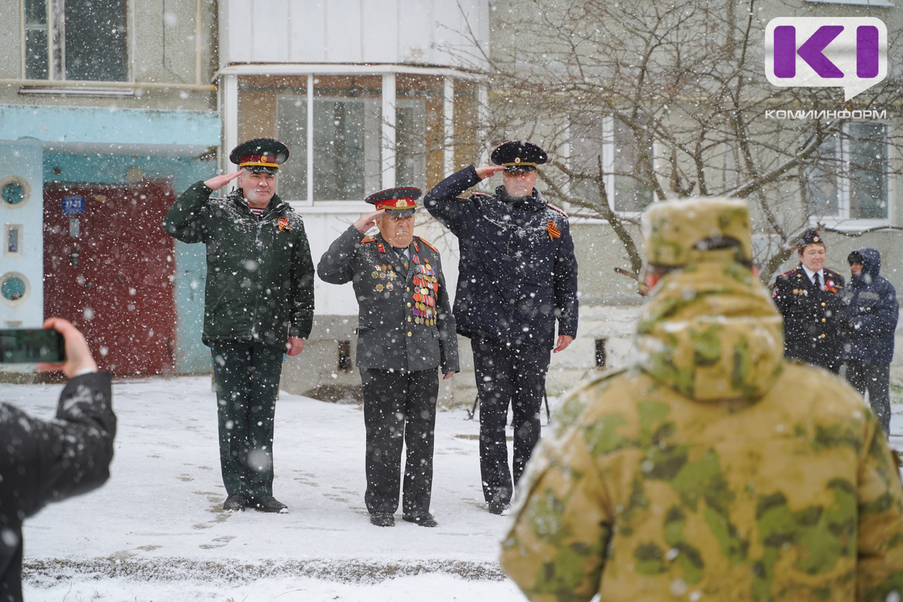 В Сыктывкаре военный оркестр поздравил ветерана Великой Отечественной войны,  подполковника Вячеслава Истомина | Комиинформ