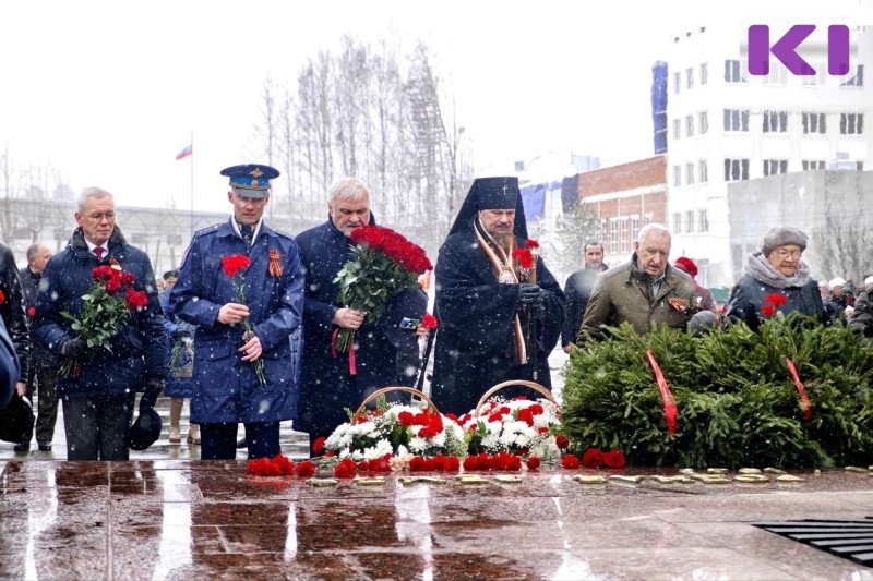В Сыктывкаре празднование Дня Победы началось с возложения цветов к мемориалам "Вечная слава" и "Скорбящий воин"