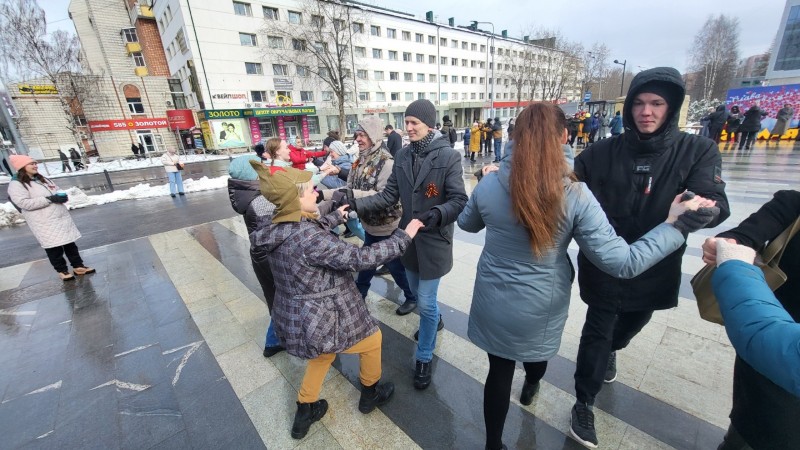 На площадке "под часами" в Сыктывкаре прошла акция "Танцы Победного мая"
