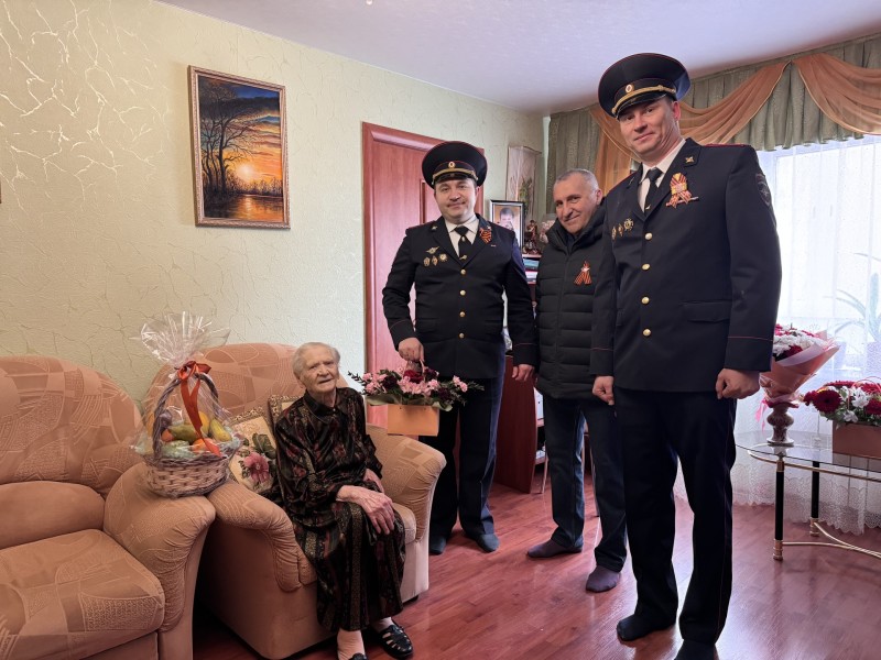 В Коми полицейские поздравили ветеранов Великой Отечественной войны и тружеников тыла с Днем Победы 

