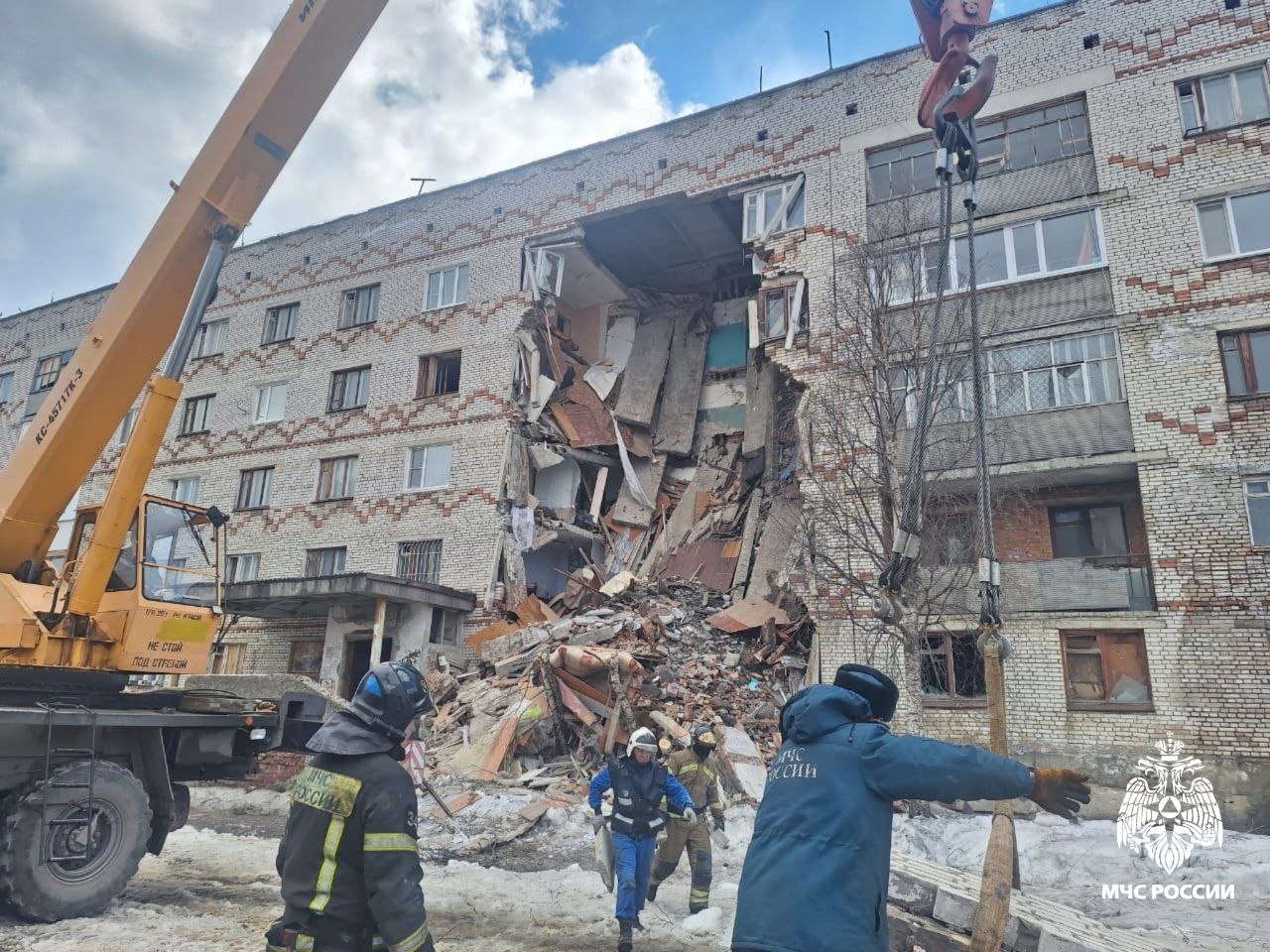 На разборе завалов в Печоре задействовано более 100 человек | 11.05.2024 |  Сыктывкар - БезФормата