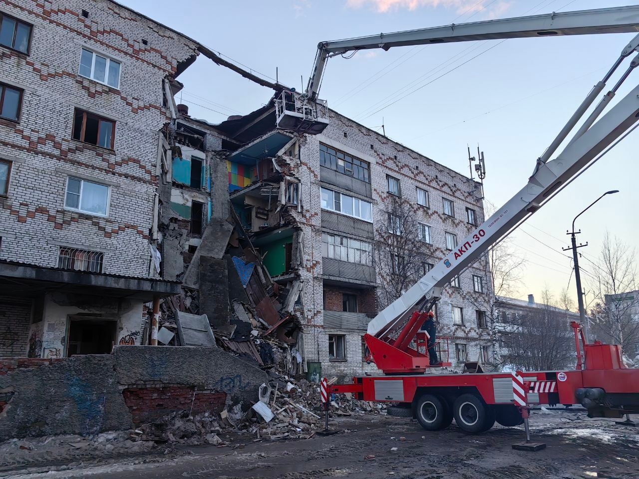 В общежитии в Печоре обрушилась часть дома: люди давно били тревогу |  11.05.2024 | Сыктывкар - БезФормата