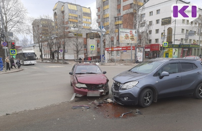 В Сыктывкаре после столкновения с Opel пострадала пассажирка такси 