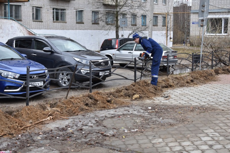 В мини-парке Емвы начался монтаж уличного освещения
