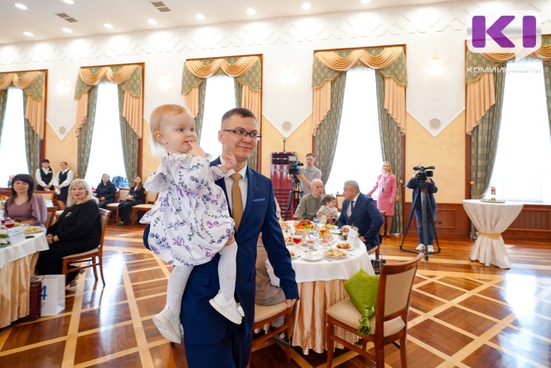 Огонь семейного очага "Сердца России" осветил торжественную церемонию награждения лучших семей Коми 