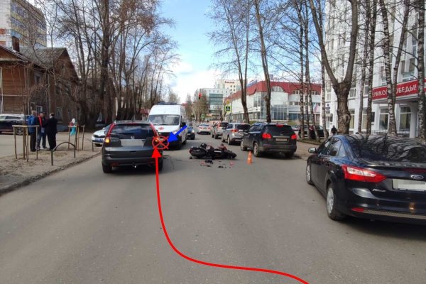 В Сыктывкаре водитель Honda CR-V не пропустил байкера на дороге