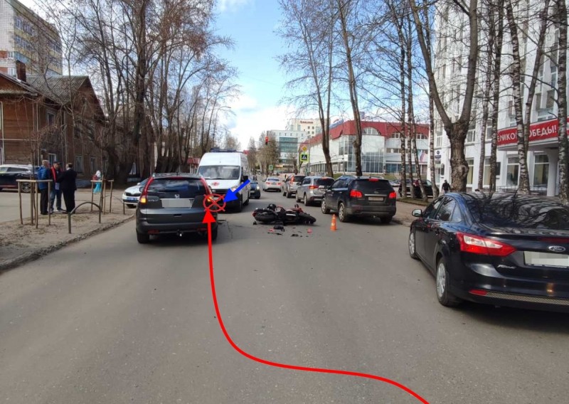 В Сыктывкаре водитель Honda CR-V не пропустил байкера на дороге