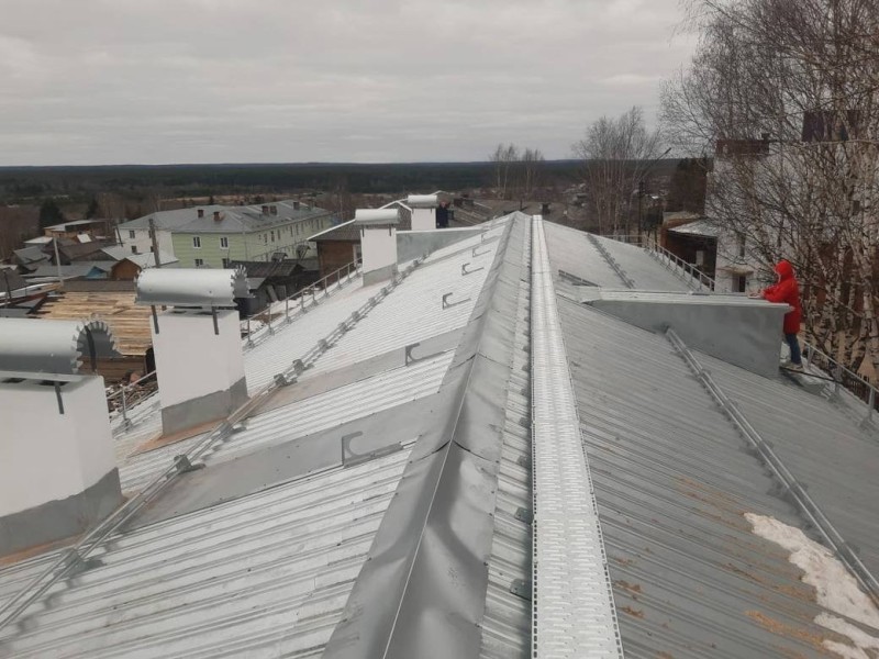 Жители дома 16 по ул Мира в Койгородке обрели новую крышу