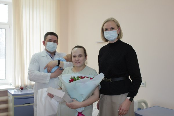 Екатерина Грибкова вручила подарки для новорожденных маме тройняшек