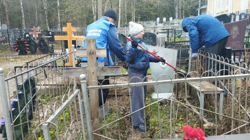 "Единая Россия" провела в Сыктывкаре субботник на местах захоронений участников Великой Отечественной войны