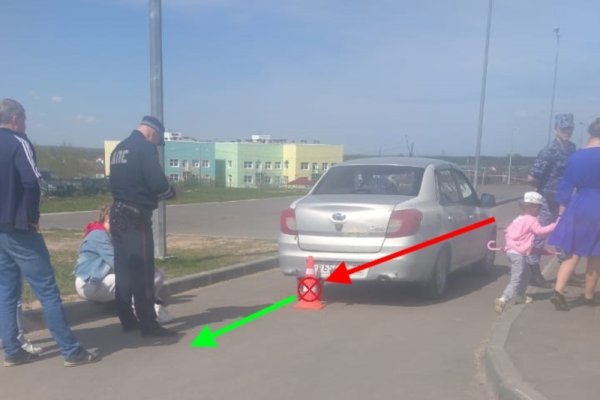 В Прилузье рядом со школой водитель Datsun задним ходом сбил пешехода