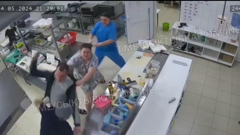 В Сыктывкаре мужчина с ножом напал на работницу суши-доставки