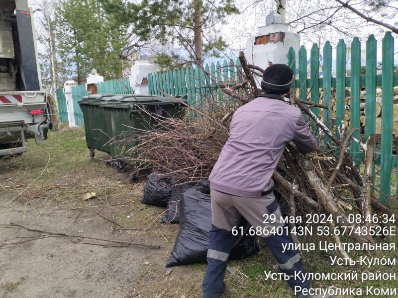 Региональный оператор Севера помогает Усть-Кулому вычистить контейнерные площадки

