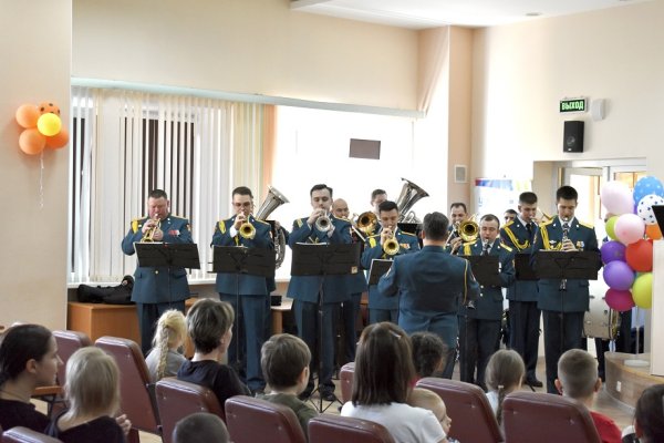 В Сыктывкаре военный оркестр Росгвардии устроил праздник пациентам Республиканской детской клинической больницы
