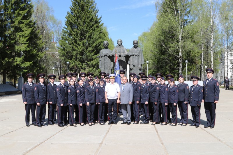 В Сыктывкаре у мемориала "Вечная слава" 25 молодых полицейских приняли присягу