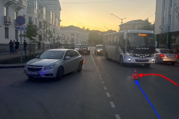 В Сыктывкаре в аварию попал кабриолет Mazda MX-5 и Chevrolet Cruze