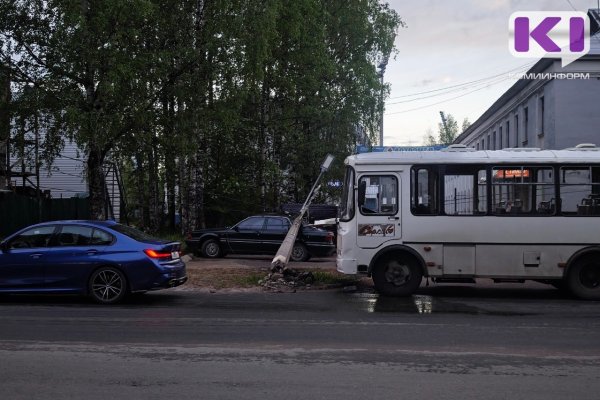 В Сыктывкаре автобус наехал на электрический столб 