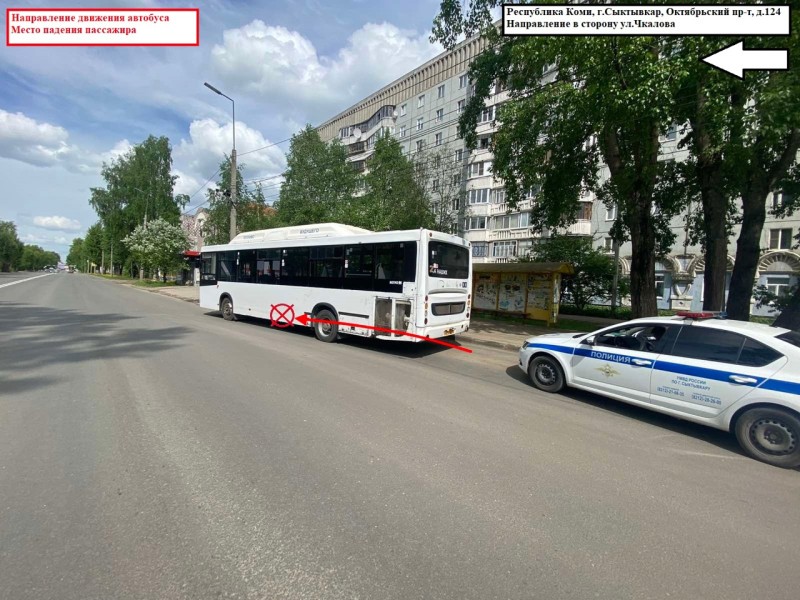 В Сыктывкаре водитель автобуса №17 допустил падение пассажиров