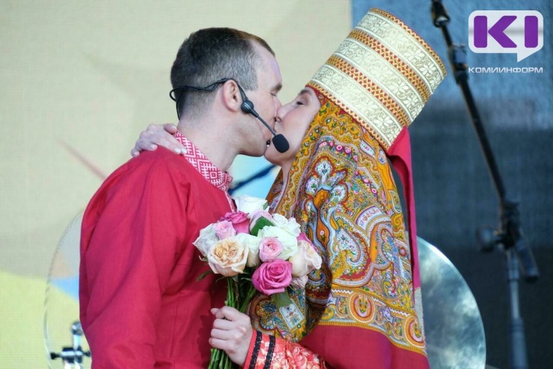 В День России пара из Удорского района заключила брак по коми обычаям