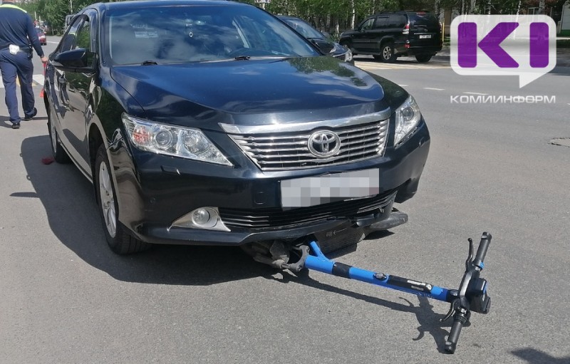 В Ухте 18-летняя самокатчица попала под колеса Toyota Camry на пешеходном переходе 