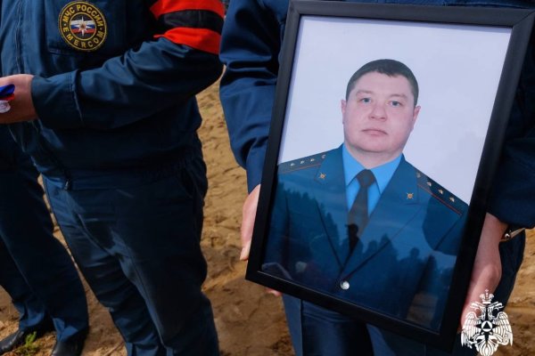 В Коми простились с пожарным Иваном Торлоповым, погибшим при спасении утопающей девочки

