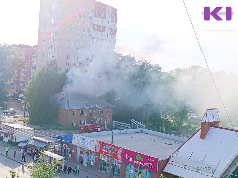 В центре Сыктывкара по ул.Юхнина загорелся нежилой деревянный дом