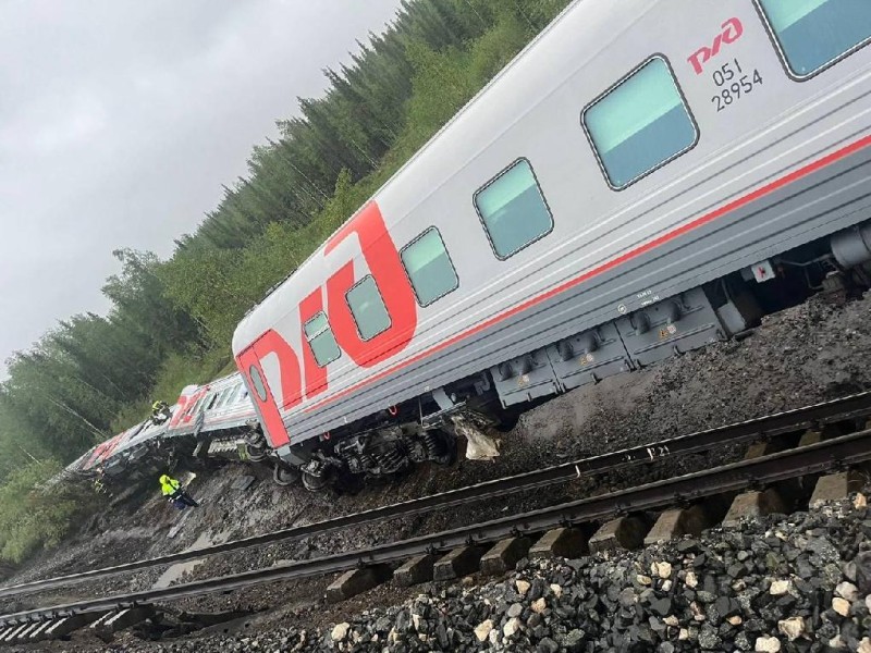 МЧС России: поисково-спасательные работы на месте крушения поезда завершены