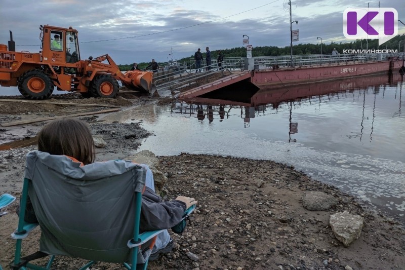 Из-за проблем с мостом в сыктывкарском Заречье запустили пассажирский катер 