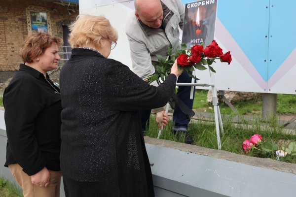 Интинцы организовали стихийный мемориал в честь погибших при сходе вагонов поезда Воркута-Новороссийск