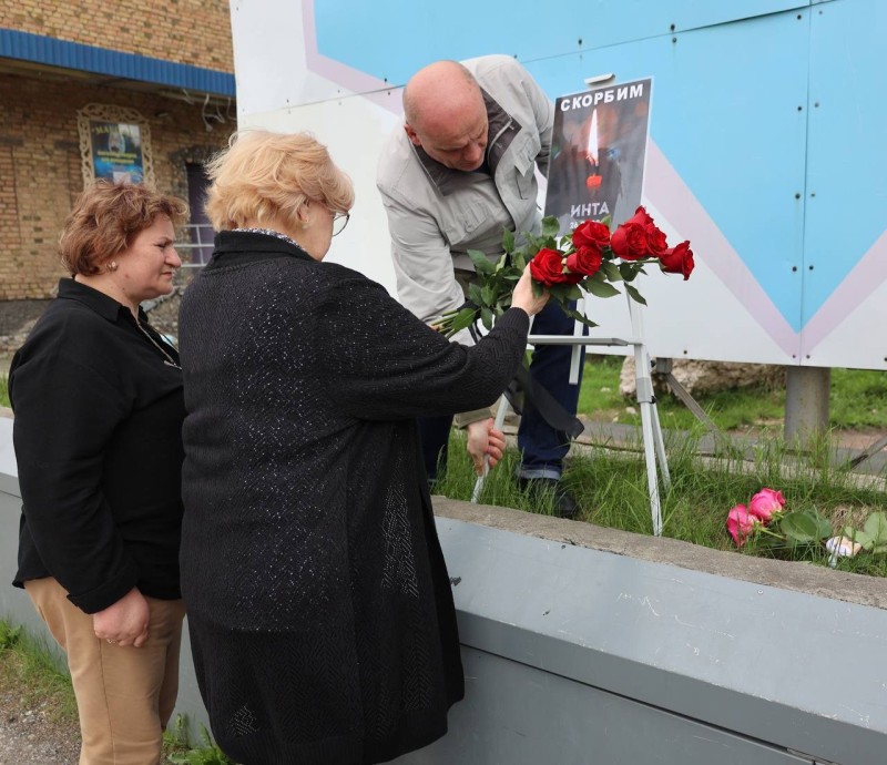 Интинцы организовали стихийный мемориал в честь погибших при сходе вагонов поезда Воркута-Новороссийск