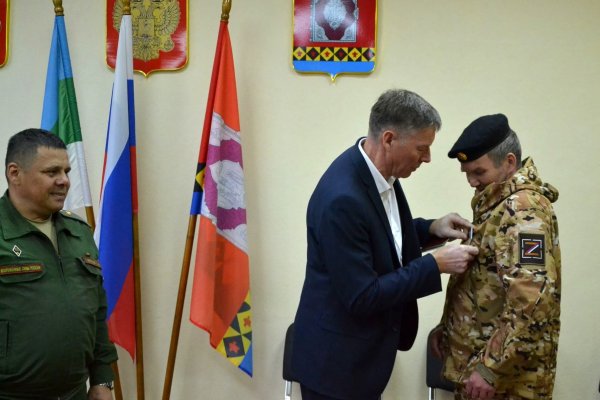 Участнику СВО из Усть-Цильмы вручили медаль 