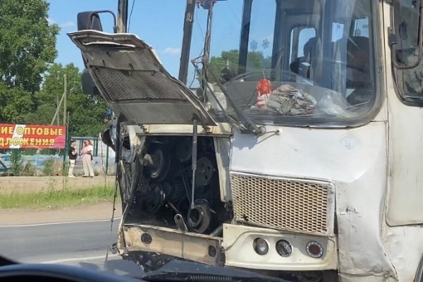 В Сыктывкаре после столкновения со Skoda Kodiaq пострадали три пассажира маршрутного автобуса