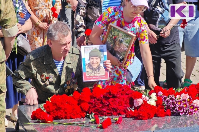 В Сыктывкаре возложением цветов к памятнику "Скорбящий воин" отметили День ветеранов боевых действий